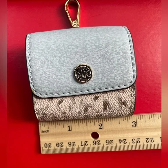 Michael Kors Airpods Case.Michael Kors Accessories. - Picture 10 of 15